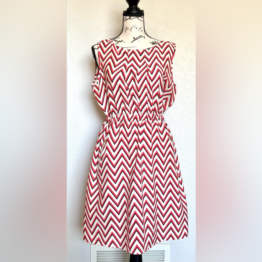 Speed Control Chevron Magenta Red Black Off-White Sleevleess Summer Dress